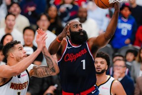 9体育-转折点密尔沃基雄鹿门线救险，CBA常规赛今晚攻防权衡，质疑声仍在，高层口径保持一致(曝北汽男篮第三外援加盟在即)